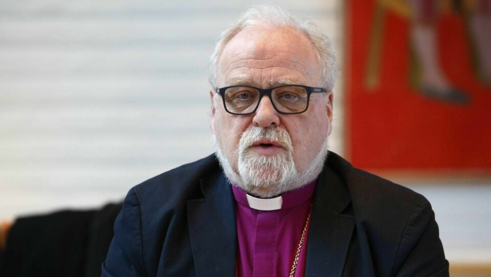 Avgjørelsen om å utsette gravlegging burde ikke overlates til pårørende som allerede er i en vanskelig situasjon, mener fungerende preses Atle Sommerfeldt i Den norske kirke.