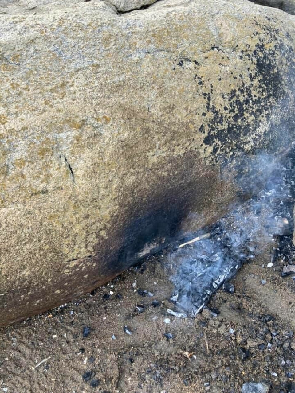 Bålbrenning på eller ved svaberg gir varige skader på naturen, og er forbudt. Her fra Hakan i Engelsviken. Bålbrenning på eller ved svaberg gir varige skader på naturen, og er forbudt. Her fra Hakan i Engelsviken.