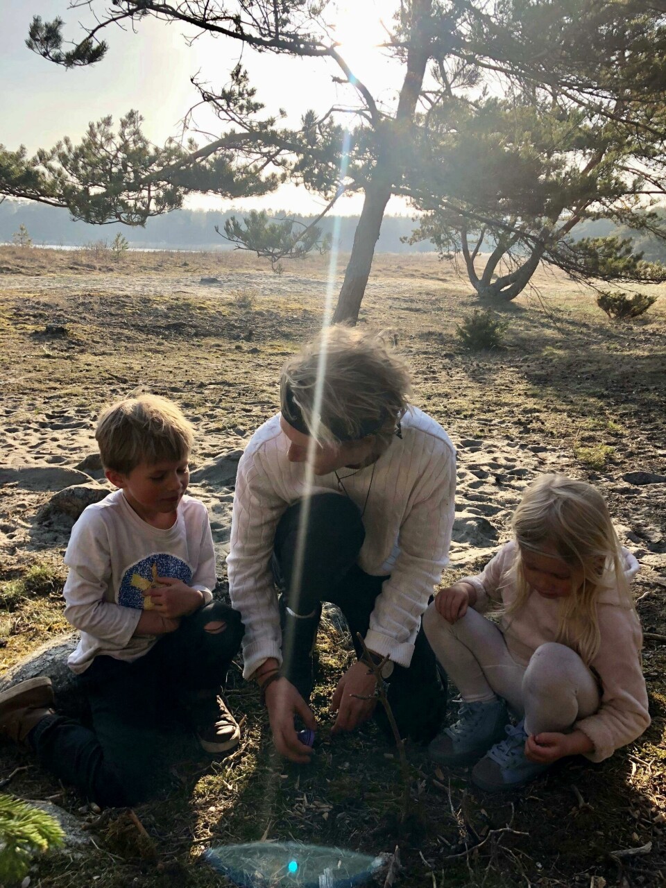 Wellendorf forteller at det tyngste med situasjonen er at han må være så lenge borte fra barna sine, William (7) og Nora (6). Wellendorf forteller at det tyngste med situasjonen er at han må være så lenge borte fra barna sine, William (7) og Nora (6).