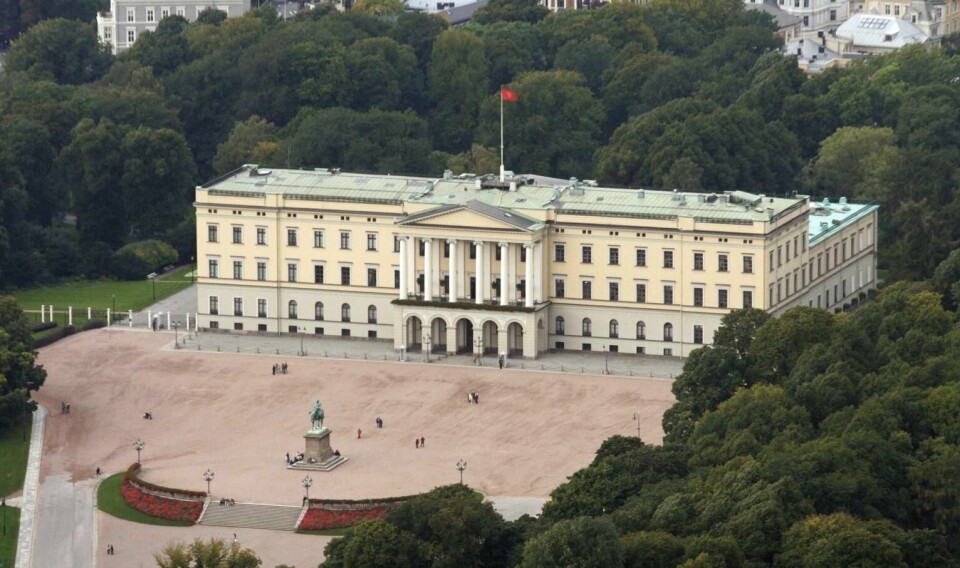 Kongehuset vurderer å installere solcellepaneler på taket av slottet.
