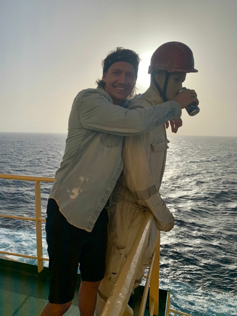 Mannekengdukker er plassert ut på dekk i tilfelle piratangrep. Her byr Christopher en av dem på forfriskninger. Mannekengdukker er plassert ut på dekk i tilfelle piratangrep. Her byr Christopher en av dem på forfriskninger.
