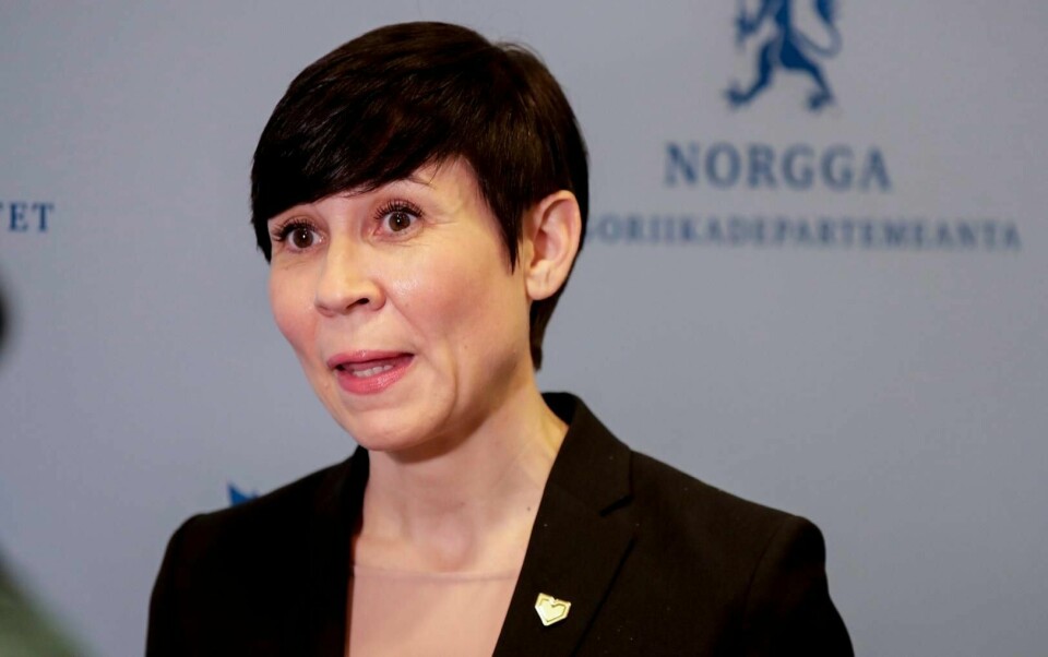 Nordmenn frarådes fortsatt reiser i utlandet som ikke er strengt nødvendige, sier utenriksminister Ine Eriksen Søreide (H).