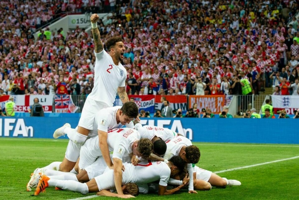 Kyle Walker (oppreist) feirer en England-scoring sammen med lagkameratene under VM-sluttspillet i 2018. Foto: Svein Ove Ekornesvåg / NTB scanpix