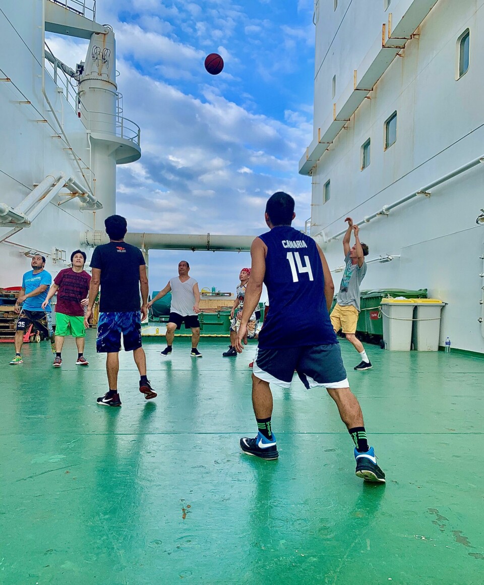 Basket er en av aktivitetene Christopher og resten av mannskapet tyr til for å få tida til å gå. Basket er en av aktivitetene Christopher og resten av mannskapet tyr til for å få tida til å gå.