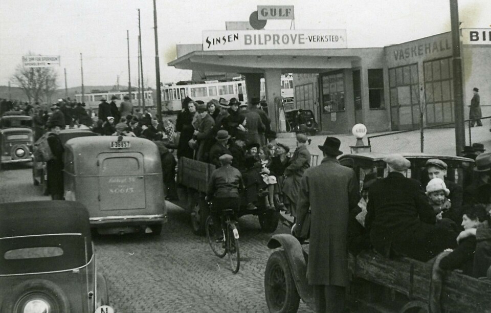 Panikkdagen 10. april 1940 flyktet folk fra Oslo til fots, på lastebiler og sykler etter rykter om bombing av Oslo fra britiske bombefly. Bildet viser flyktende mennesker opp langs Trondheimsveien på Sinsen. Panikkdagen 10. april 1940 flyktet folk fra Oslo til fots, på lastebiler og sykler etter rykter om bombing av Oslo fra britiske bombefly. Bildet viser flyktende mennesker opp langs Trondheimsveien på Sinsen.