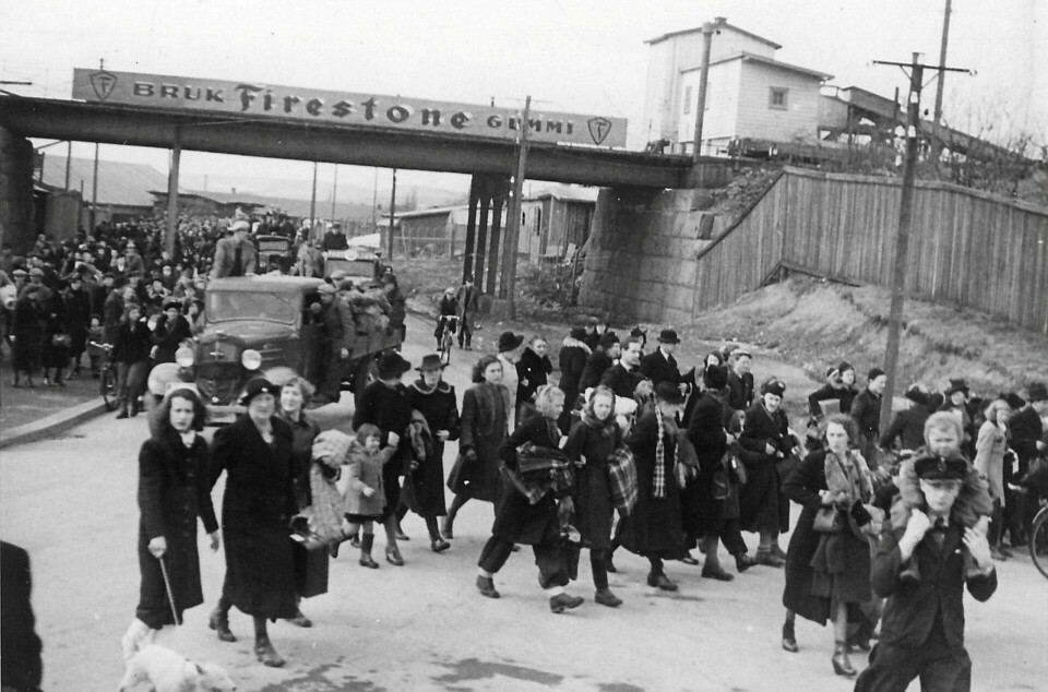 Aprildagene 1940 var kalde og mange av de som flyktet manglet klær og mat. Her er folkemengden på Sinsen, mange med varme pledd under armen. Aprildagene 1940 var kalde og mange av de som flyktet manglet klær og mat. Her er folkemengden på Sinsen, mange med varme pledd under armen.