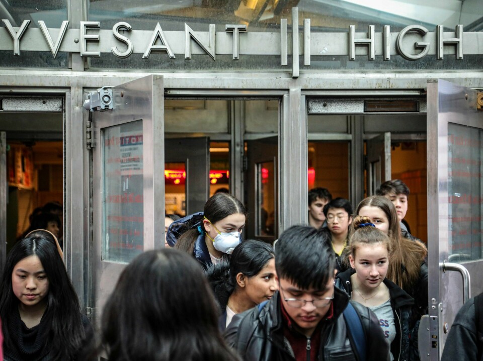 Elever går ut av Stuyvesant High School i New York City den 13.mars. Skolene i byen blir nå holdt stengt ut semesteret, og det blir dermed ikke normal undervisning i millionbyen føri september. Foto: John Minchillo / AP / NTB scanpix