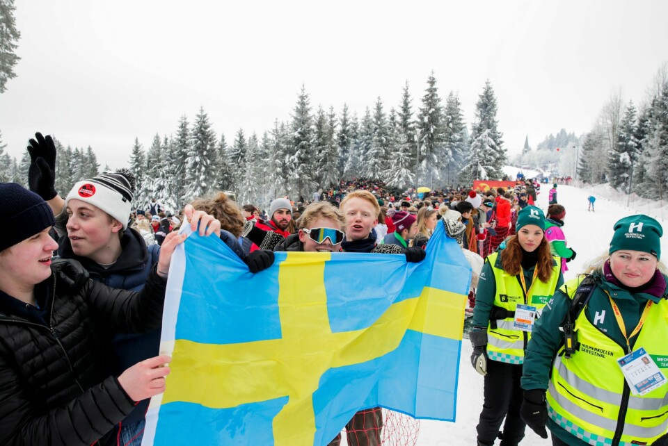 Glade svensker likte seg i Holmenkollen lørdag. Oslo 20200307. Publikum under 30 km fellesstart for kvinner under verdenscupen i langrenn i Holmenkollen.Foto: Vidar Ruud / NTB scanpix