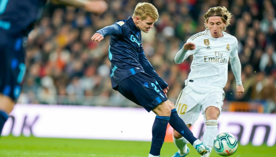 Martin Ødegaard (til venstre) mot Luka Modric. Foto: Heiko Junge / NTB scanpix