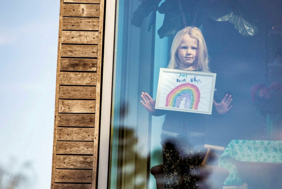 Vi mobiliserer nye krefter og ressurser, som vi ikke ante at vi hadde i oss, skriver Renate Horgheim. Maja Meek (6) tegnet regnbue med teksten «Alt blir bra». Foto: Tore Meek/NTB scanpix