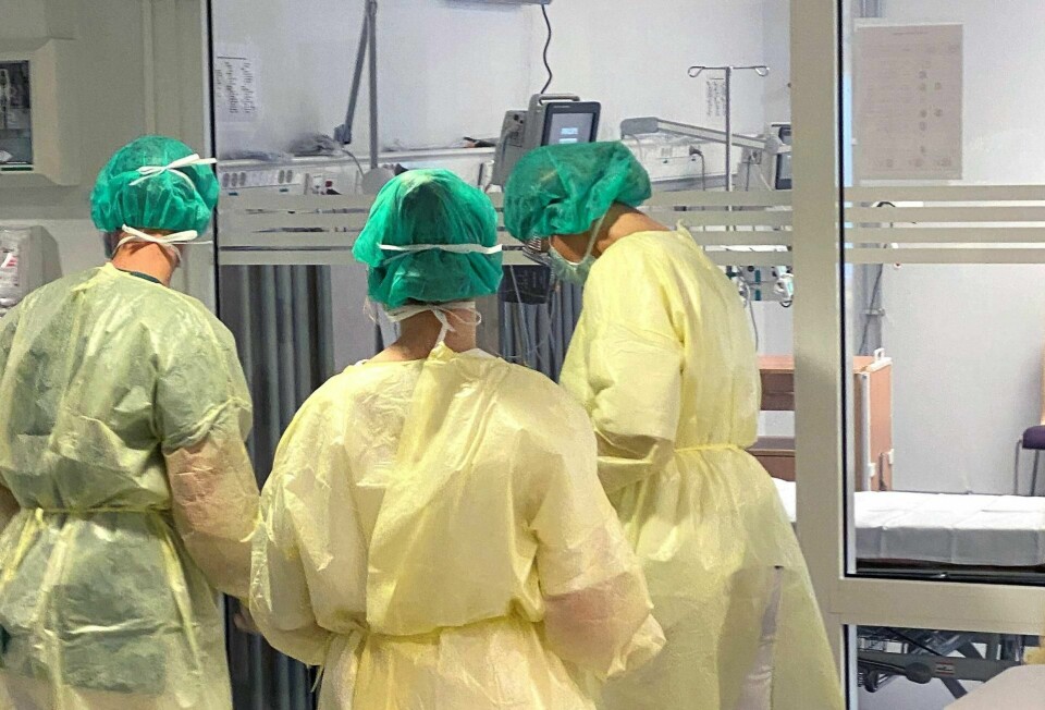 Utfordringen ved koronakrisen er at det er vanskelig å vurdere når krisetiltakene skal avsluttes fordi krisen langsomt tones ned, skriver kronikkforfatterne. Bildet er fra Drammen sykehus. Foto: Vestre Viken HF/NTB scanpix