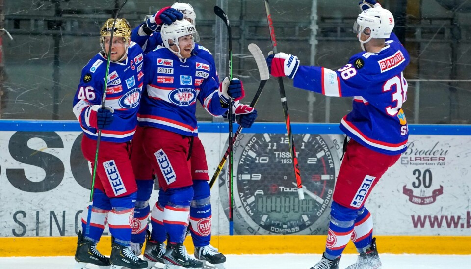 Jonas Oppøyen jubler sammen med Tobias Lindström (t.v) og Andreas Stene i en kamp mot Manglerud Star tidligere denne sesongen. Nå er spillerne permittert. Foto: Fredrik Hagen/NTB scanpix