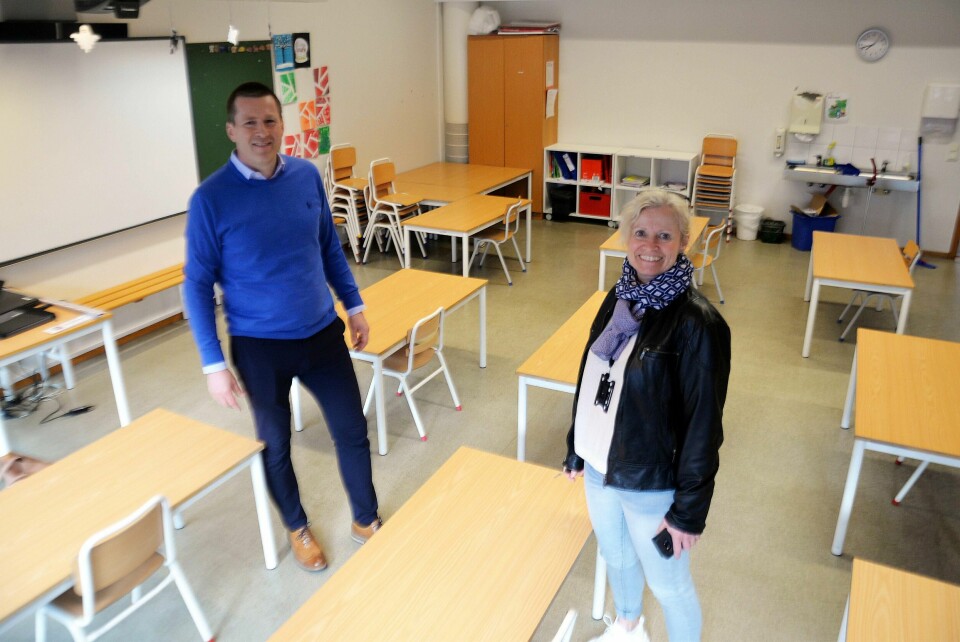 Pål Larsson og Hilde Marthinsen kan slå fast at det er romslig mellom pultene der en gruppe fra 1. trinn skal holde til. Foto: Stein Roger Fossmo