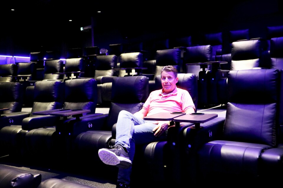Kinosjef i Odeon Kino i Sandnes og Stavanger, Håvard Erga, synes det er fortvilende at 5 cm for lite mellomrom mellom stolene gjør at de må ha to hele seter mellom hver kino-bestilling.