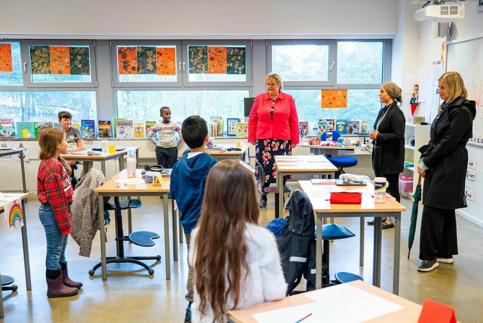 Statsminister Erna Solberg (H) og kunnskapsminister Guri Melby (V) besøker klasse 2B med lærer Figen Demirci på Ellingsrudåsen skole i Oslo mandag. Foto: Håkon Mosvold Larsen/NTB scanpix