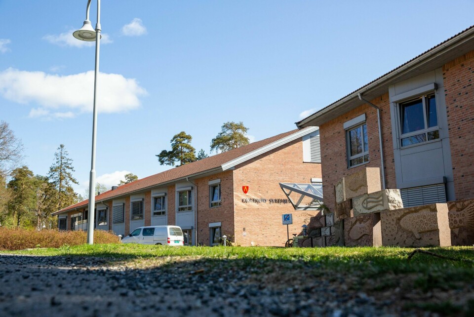 Beboerne på Orkerød sykehjem har demenssykdommer og er derfor ekstra sårbare for endringer. Dette er en av grunnene til at de som rammes av koronaviruset ikke blir sendt til sykehus for behandling.