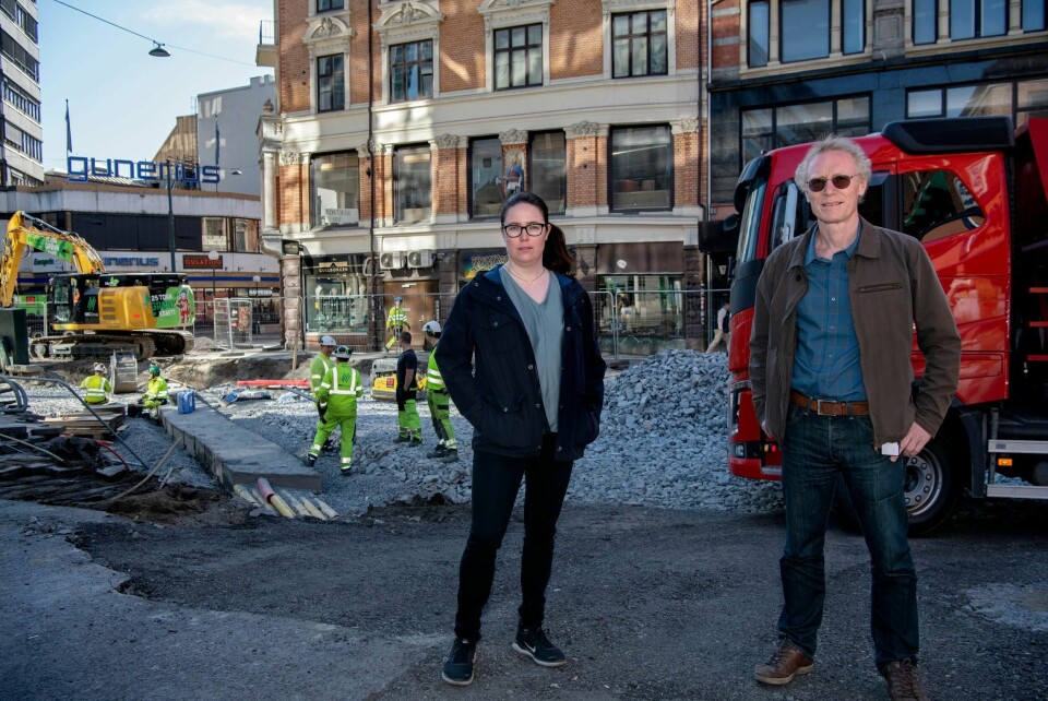 NTL-leder Kjersti Barsok og Fellesforbundet-nestleder Steinar Krogstad advarer mot koronakriminalitet. Fellesforbundet har fått inn flere tips om kriminelle i byggebransjen som utnytter regjeringens rause koronatiltak, forteller Krogstad. Her er de foran et byggeprosjekt i Storgata i Oslo. Dette konkrete prosjektet er ikke relatert til saken.