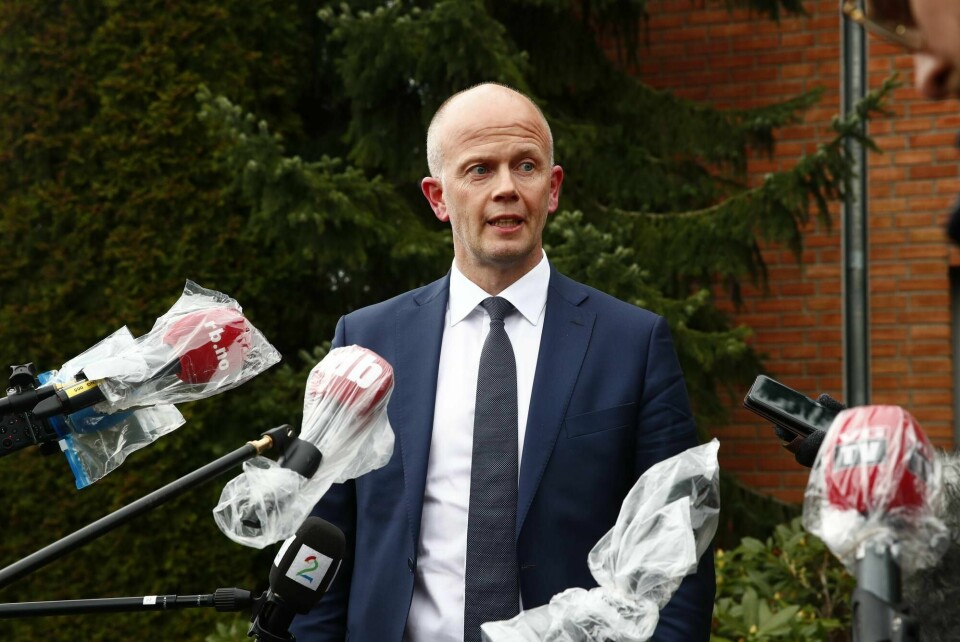 Tom Hagens advokat, Svein Holden, er oppgitt over at politiet fikk utsatt svarfristen i ankesaken mot hans klient.