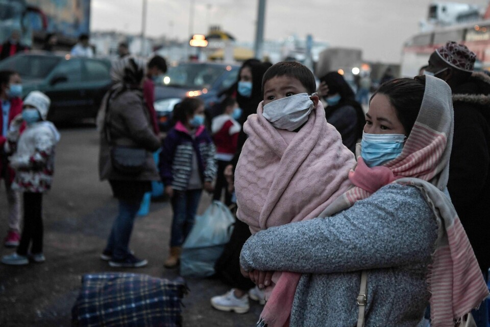 Vi står med åpne armer. Hvorfor hører ikke Stortinget på folket, spør Tone Holm og Vanessa Riviere i Rødt Moss. Bildet viser migranter og flyktninger som har blitt fraktet ut av Moria-leiren i Hellas.