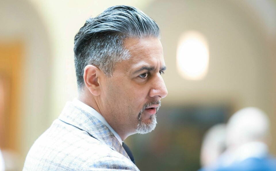 Kulturminister Abid Q. Raja (V) dropper forslaget om å gi fylkeskommunene mer ansvar i forvaltningen av kulturlivet.