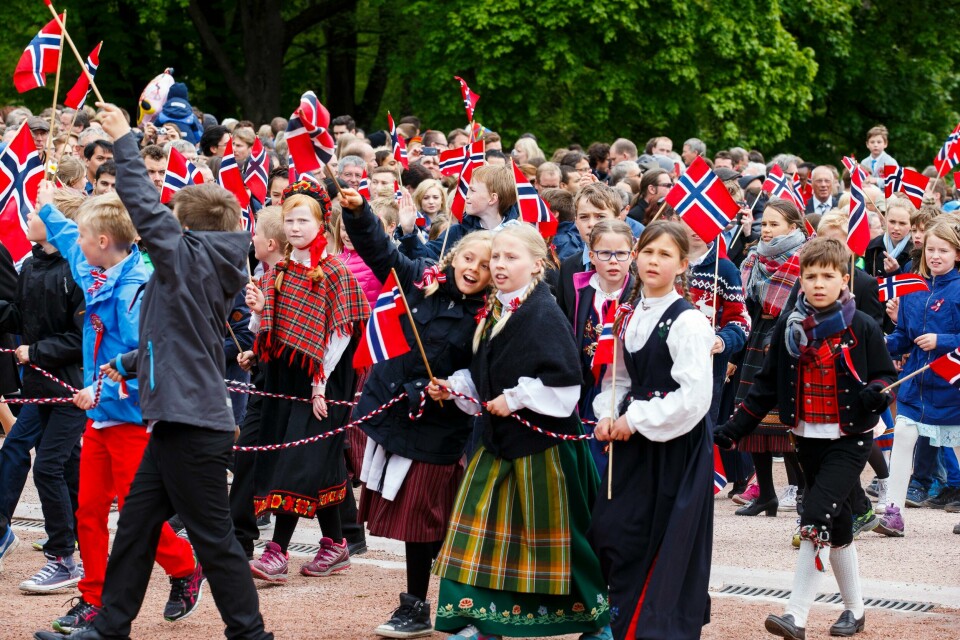 Det er ingen grunn til å la bunaden henge selv om årets 17. mai ikke blir som vanlig, sier Husfliden. Bildet er fra barnetoget i Oslo i 2015. Foto: Heiko Junge / NTB scanpix Oslo 20150517.
Barnetog og 17. mai feiring på Slottsplassen i Oslo.
Foto: Heiko Junge / NTB scanpix