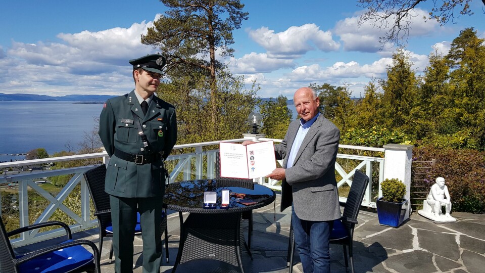 Ivar Ernø (til høyre) mottok både Tysklandsbrigadens medalje og intops-medaljen av kaptein Stig Lande i Moss HV. Ivar Ernø (til høyre) mottok både Tysklandsbrigadens medalje og intops-medaljen av kaptein Stig Lande i Moss HV.