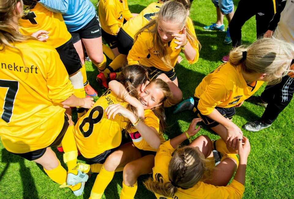 Fotballspillere i vill jubel under Norway Cup. Det er absurde dager nå der dette ikke er lov, men koronaen har avdekket et annet fantastisk syn, skriver vår kommentator om fellesskapet. Foto: Vegard Wivestad Grøtt/NTB scanpix