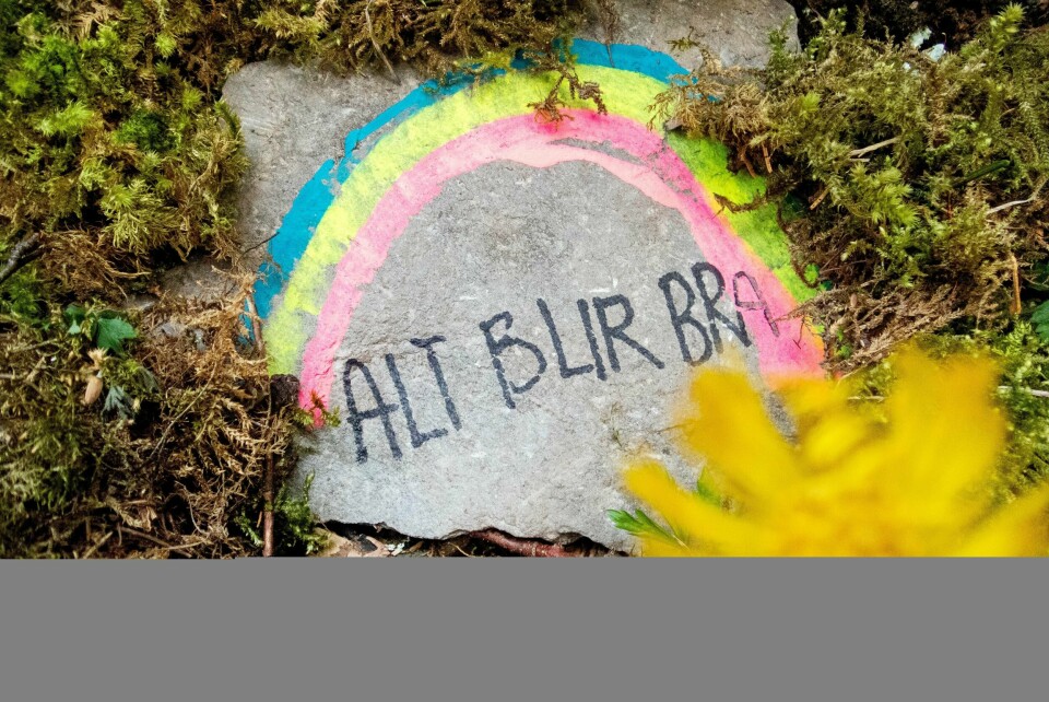Regnbuer med budskapet «alt blir bra». på en stein på en tursti Stjørdal. Over hele landet lager barn og unge regnbuer med budskapet «alt blir bra».