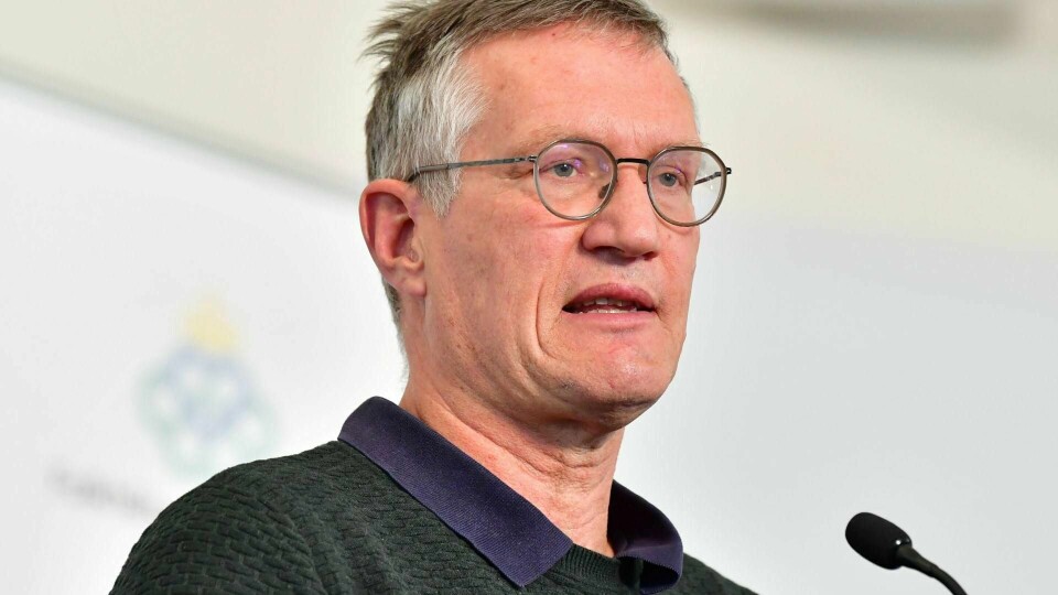 Sveriges statsepidemiolog Anders Tegnell er i hardt vær for sine uttalelser den siste tiden. Nå tar den tidligere statsministeren Carl Bildt til orde for å gi Tegnell munnkurv. Foto: Scanpix / TT via ABC Nyheter