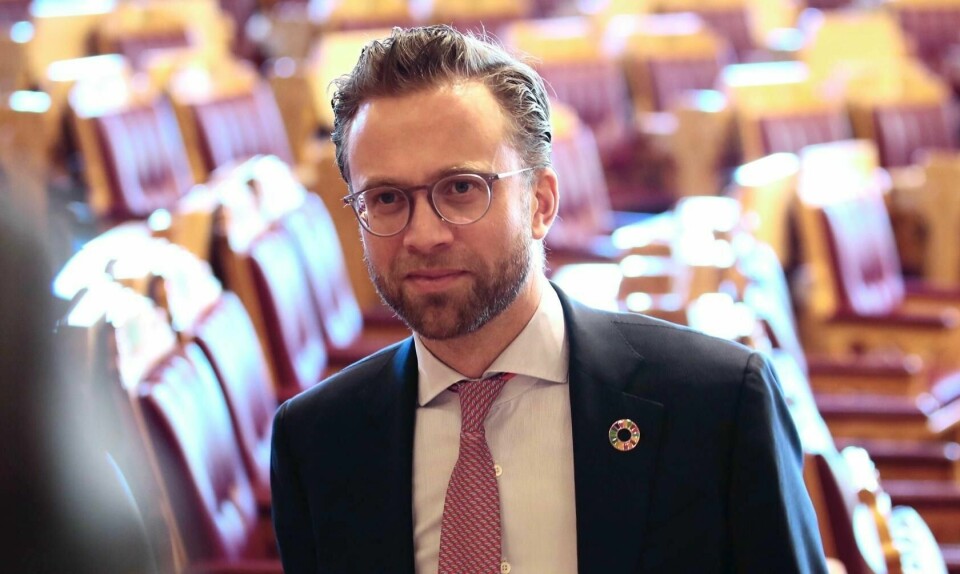 Kommunalminister Nikolai Astrup (H) kommer etter det NRK erfarer tirsdag til å kunngjøre at regjeringen dropper å overføre barnevernsoppgaver fra staten til fylkene.
