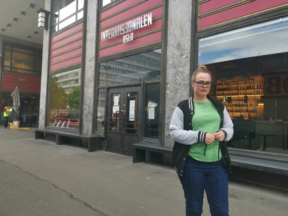 Lena Ask hos Internasjonalen på Youngstorget i Oslo pleier vanligvis å hyre inn mange ekstra ansatte til å hjelpe til i sommermånedene. Men ikke i år. Lena Ask hos Internasjonalen på Youngstorget i Oslo pleier vanligvis å hyre inn mange ekstra ansatte til å hjelpe til i sommermånedene. Men ikke i år.