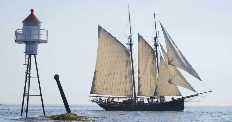 Skonnerten Valentine er et imponerende syn når hun går for fulle seil. – Vi må være seks personer for å heise storseilet, forteller Øystein Nordby.