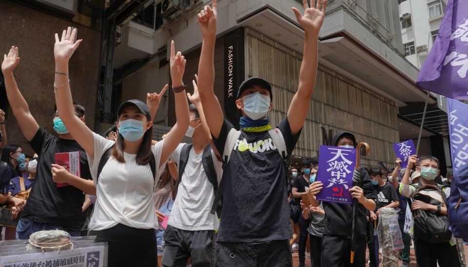 Aktivister i protest mot Kinas nye sikkerhetslov for Hongkong i sentrum av Hongkong søndag.