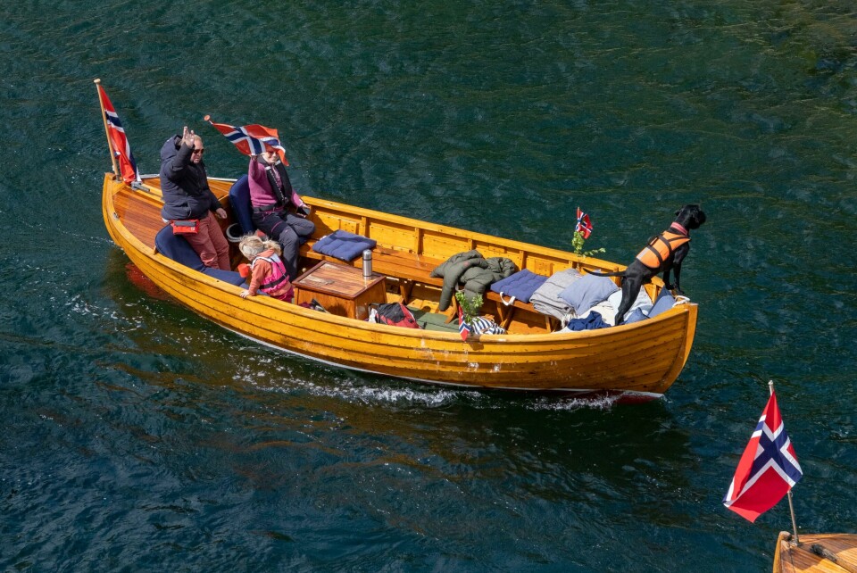Lillesand 20200517. Nasjonaldagen feires i år på en ny og annerledes måte på grunn av koronoaviruset. Det er en stor kortesje med båter som passerer Justøybrua langs Blindleia på vei til Lillesand.Foto: Tor Erik Schrøder / NTB scanpix Lillesand 20200517. Nasjonaldagen feires i år på en ny og annerledes måte på grunn av koronoaviruset. Det er en stor kortesje med båter som passerer Justøybrua langs Blindleia på vei til Lillesand.Foto: Tor Erik Schrøder / NTB scanpix