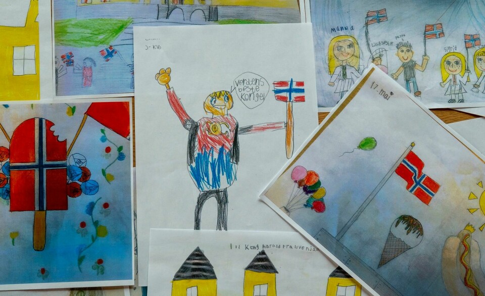 Barna har tegnet det de forbinder med 17. mai. Oslo 20200514. Rådhuset i Oslo har mottatt over 1000 barnetegninger med personlige hilsener og tanker til kong Harald og dronning Sonja i anledning 17. mai som i år blir veldig annerledes pga koronapandemien. På nasjonaldagen overrekker ordfører Marianne Borgen alle tegningen til kongeparet på slottet.Foto: Heiko Junge / NTB scanpix