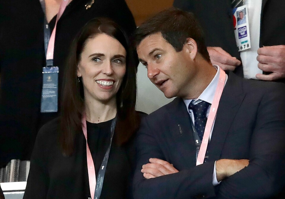 New Zealands statsminister Jacinda Ardern sammen med forloveden Clarke Gayford