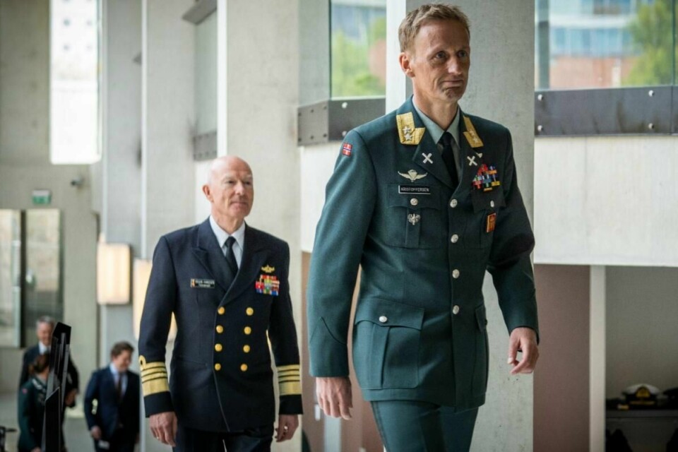 Forsvarssjef Haakon Bruun-Hanssen (bak) og påtroppende forsvarssjef Eirik Johan Kristoffersen på vei til pressekonferanse 12. mai da Kristoffersen ble utnevnt.