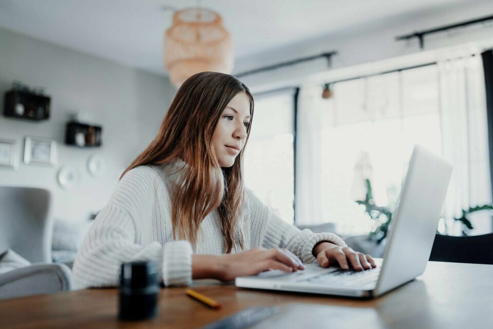Både fysisk klasseromsundervisning og nettbasert undervisning har sine klare fordeler, skriver Jørgen Moltubak. Foto: Manuel Tauber-Romieri/iStock