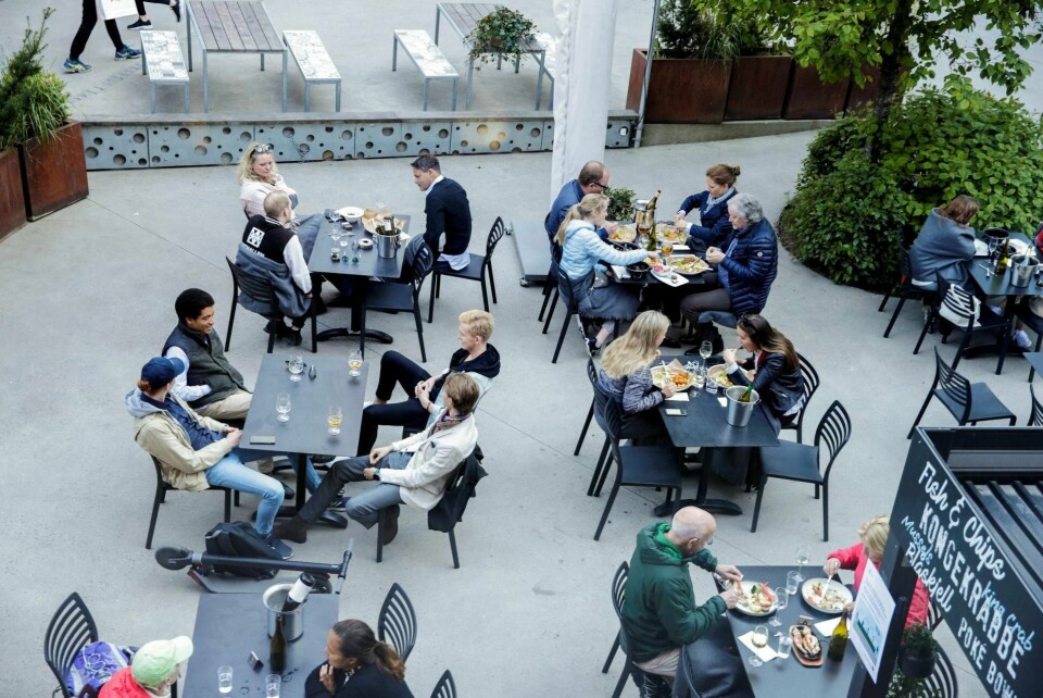 Onsdag 5. juni åpnet ølkranene i Oslo, og mange gikk ut for å nyte et glass og mat, blant annet i Mathallen. Foto: Vidar Ruud/NTB scanpix