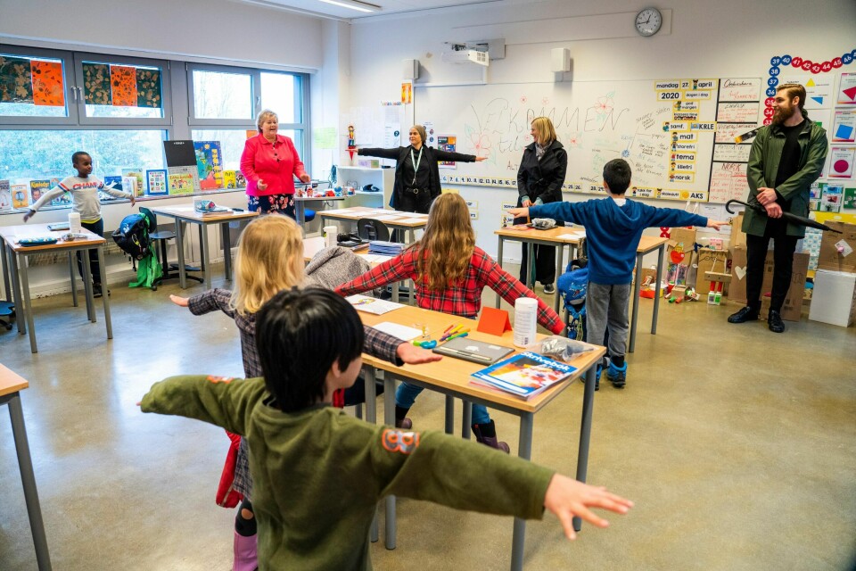 Statsminister Erna Solberg (H) og kunnskapsminister Guri Melby (V) besøker klasse 2B med lærer Figen Demirci på Ellingsrudåsen skole. Til høyre står rektor Thomas Hansen.