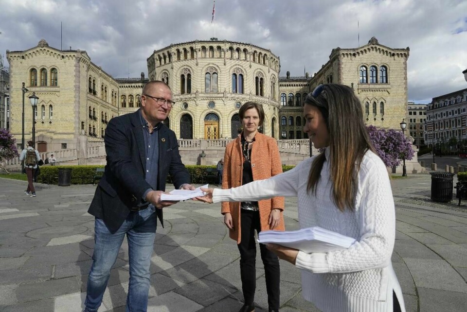 Geir Jørgen Bekkevold fra KrF og Kjersti Toppe fra Senterpartiet fikk mandag kveld overrakt 42.000 underskrifter fra Kristin Rudstaden fra organisasjonen Menneskeverd, som er samlet inn mot endringer av bioteknologiloven.