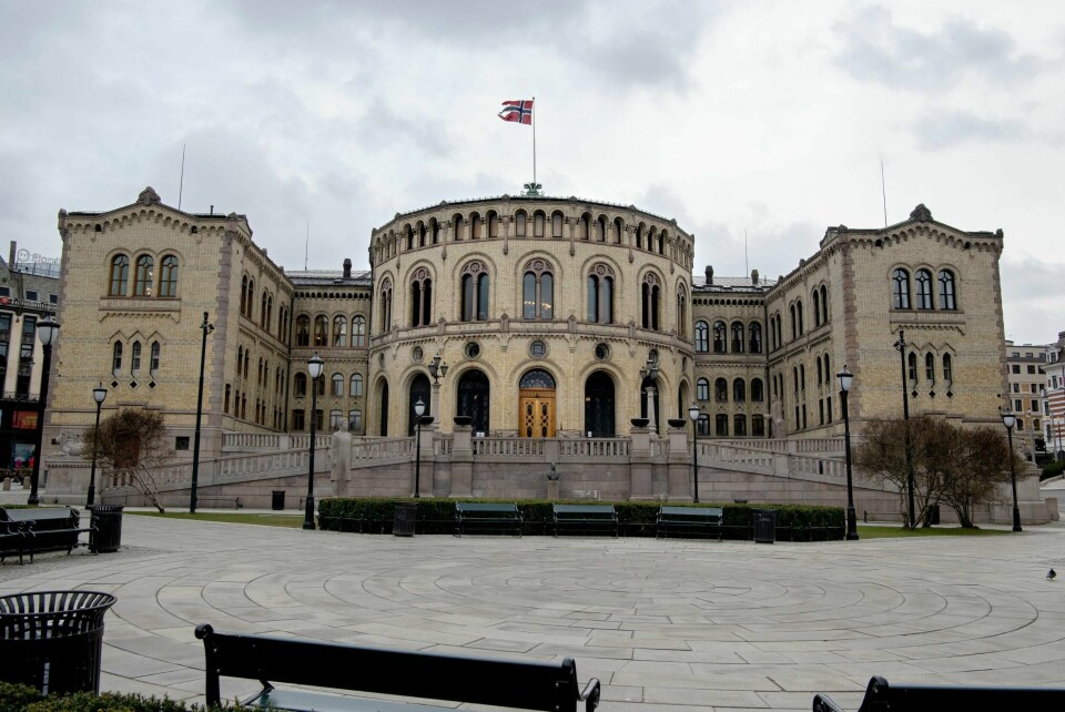 I dag kan regjeringen se seg nødt til å bøye for Stortingsflertallet i to viktige prinsippsaker. Ikke uvanlig for mindretallsregjeringer, mener Professor i Statsvitenskap Bernt Aardal.