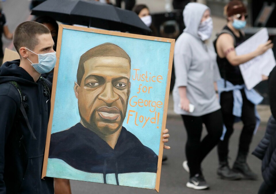 En demonstrant holder et bilde av George Floyd under en demonstrasjon i London onsdag. Foto: Kirsty Wigglesworth / AP / NTB scanpix