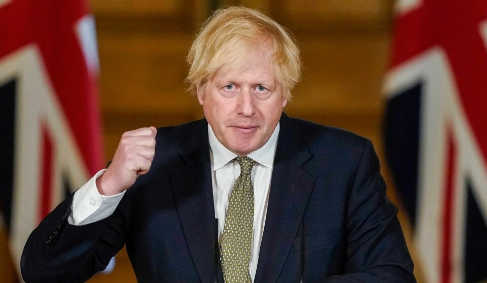 Boris Johnsons støtte til Dominic Cummings tross sistnevntes tilsynelatende brudd på karantenereglene, kommer med en tydelig politisk kostnad på meningsmålingene.