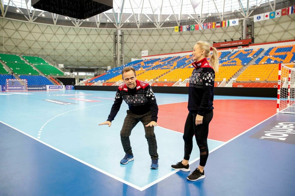 Landslagssjef Thorir Hergeirsson og Stine Bredal Oftedal har ikke sett hverandre siden det ble spilt VM i denne hallen i desember. Foto: Vidar Ruud / NTB scanpix