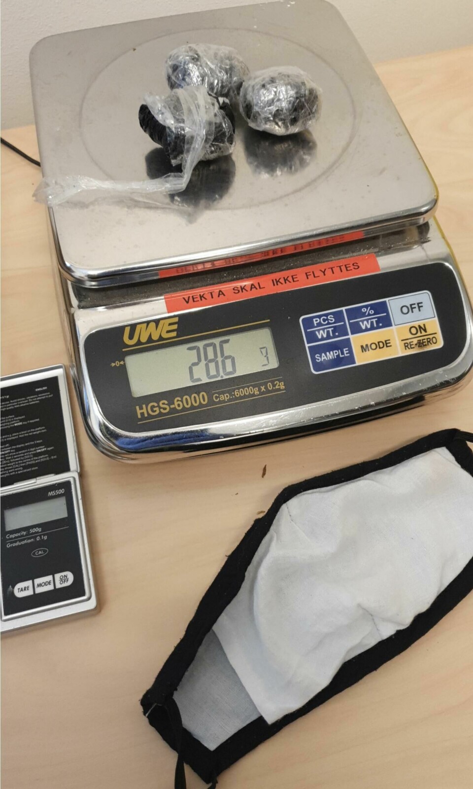 En polsk arbeider på vei til Norge ble avslørt av tollernes narkohund da han fraktet et hjemmelaget munnbind og marihuana i underbuksa. En polsk arbeider på vei til Norge ble avslørt av tollernes narkohund da han fraktet et hjemmelaget munnbind og marihuana i underbuksa.