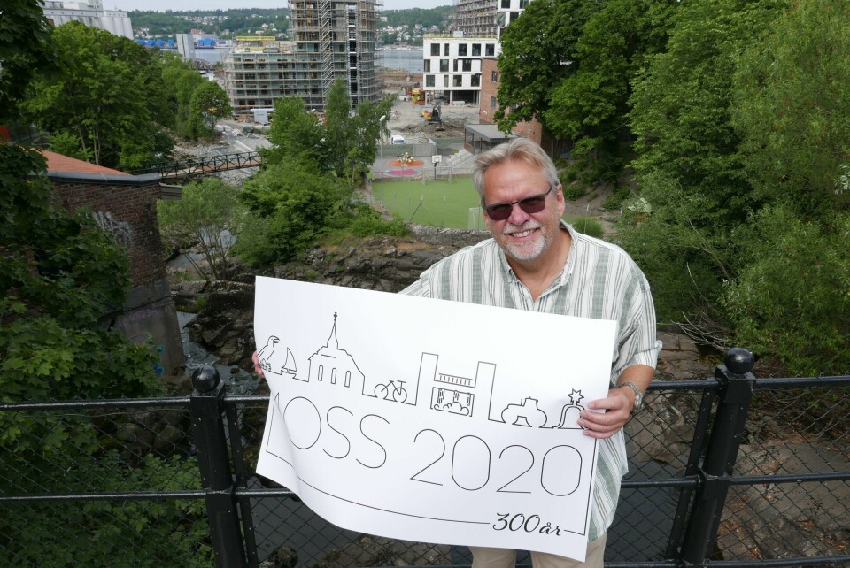 Trygve G. Nordby, prosjektleder for byjubileet i Moss i 2020. Trygve G. Nordby, prosjektleder for byjubileet i Moss i 2020, viser fram logoen.