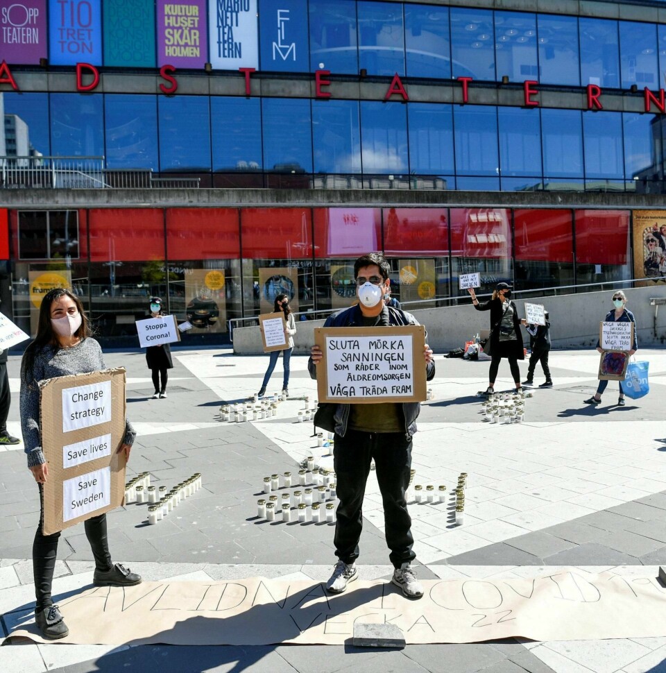 Demonstranter har møtt opp for å vise sin misnøye med hvordan Sverige har håndtert koronaviruset. Foto: Henrik Montgomery/NTB scanpix
