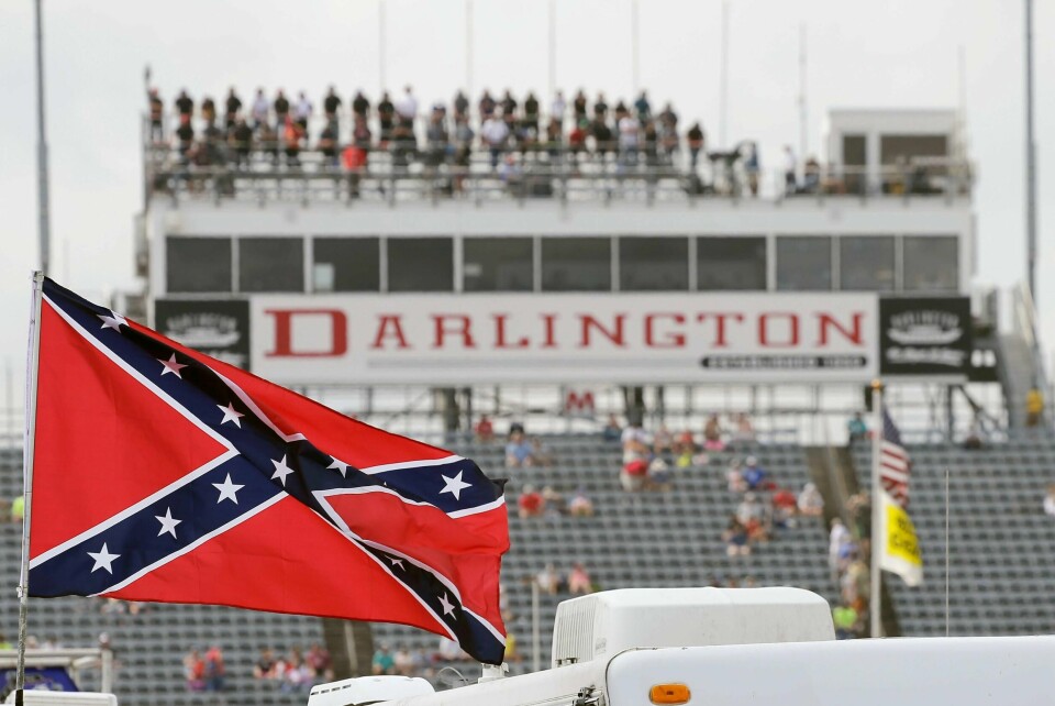 Sørstatsflagget, som forbindes med rasisme, vil ikke lenger tillates brukt i forbindelse med Nascar-løp. Den populære bilsportserien vedtok forbudet onsdag. Foto: Terry Renna, AP / NTB scanpix
