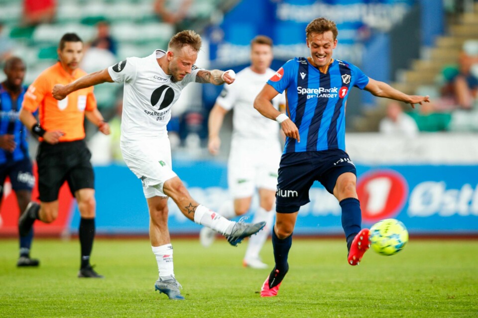 Mjøndalens Tonny Brochmann og Stabæks Emil Bohinen under eliteseriekampen mellom Stabæk – Mjøndalen på Nadderud stadion.